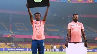 World Cup 2023: Ravindra Jadeja, KL Rahul or Suryakumar Yadav? Team India use groundsmen to announce 'Best Fielder' award India's fielding coach T Dilip gives Suryakumar Yadav the 'Best Fielder' award.