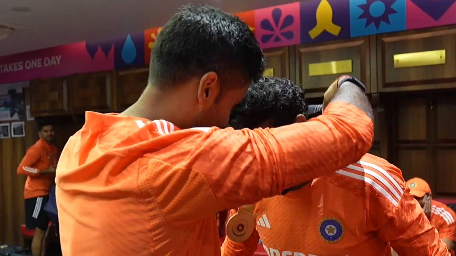 ‘Cheetah ki chaal, baaj ki nazar aur Royal Navghan ki fielding…’: Suryakumar gives ‘best fielder’ medal in unique style in simple ceremony Suryakumar Yadav gives 'best fielder' medal to Ravindra Jadeja after World Cup semifinal win (Screengrab: BCCI)