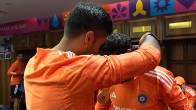‘Cheetah ki chaal, baaj ki nazar aur Royal Navghan ki fielding…’: Suryakumar gives ‘best fielder’ medal in unique style in simple ceremony Suryakumar Yadav gives 'best fielder' medal to Ravindra Jadeja after World Cup semifinal win (Screengrab: BCCI)