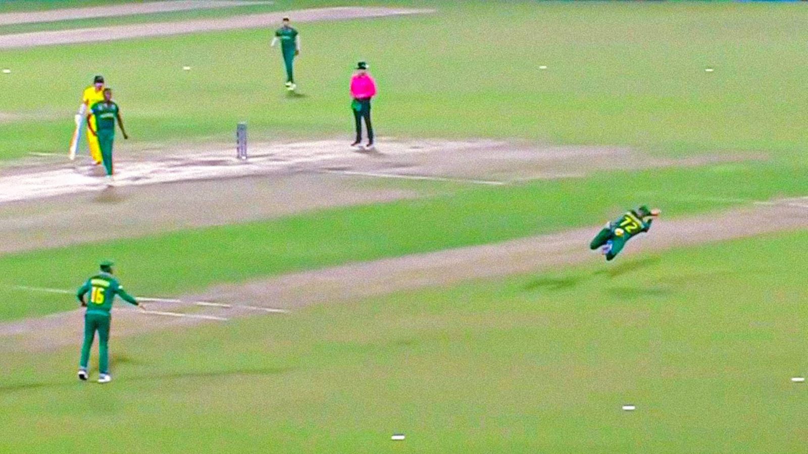 Watch: Rassie van der Dussen grabs stunning catch to dismiss Mitchell Marsh, becomes 'catch of the tournament' contender Rassie van der Dussen takes an exceptional catch to dismiss Mitchell Marsh (Screengrab: X)