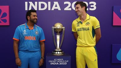 Richard Kettleborough to officiate in India vs Australia's World Cup final, here's complete list of officials India skipper Rohit Sharma (left) alongside Australia captain Pat Cummins pose with World Cup 2023 trophy