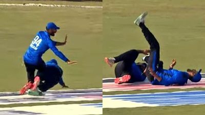 WATCH: Pakistan's new captain collides on field with former skipper, suffers brutal injury and walks off the ground in excruciating pain Shan Masood and Sarfaraz Ahmed.