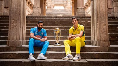 IND vs AUS: Who will win the World Cup 2023 trophy if the India-Australia final ends in a tie? Rohit Sharma and Pat Cummins posing with the World Cup 2023 trophy (Getty Images)