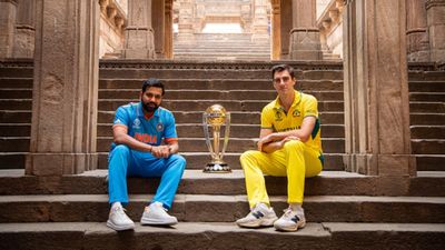 India vs Australia World Cup Final: Rohit Sharma's brigade must avoid these five mistakes from past World Cups to lift trophy India captain Rohit Sharma (left)and Australia skipper Pat Cummins pose for a photo during the ICC Men's Cricket World Cup Final Captains Photocall at the Adalaj Stepwell in Adalaj on November 18, 2023 in Adalaj, India. (Getty Images)
