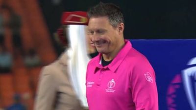 Watch: Umpire Richard Kettleborough smiles as he gets booed by Indian fans during medal ceremony after India's World Cup 2023 final loss Umpire Richard Kettleborough during medal ceremony after World Cup 2023 final (Screengrab: Hotstar)