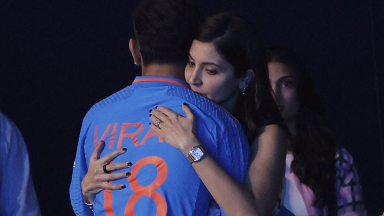 Anushka Sharma hugging devastated Virat Kohli sums up India's painful World Cup final defeat, pic goes viral Anushka Sharma hugging devastated Virat Kohli sums up India's painful World Cup final defeat, pic goes viral