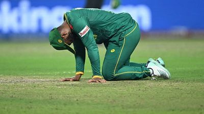 'Not going to answer calls from people shouting…': Temba Bavuma in no mood to leave captaincy after World Cup semifinal loss A dejected Temba Bavuma after World Cup 2023 semifinal loss (Getty Images)
