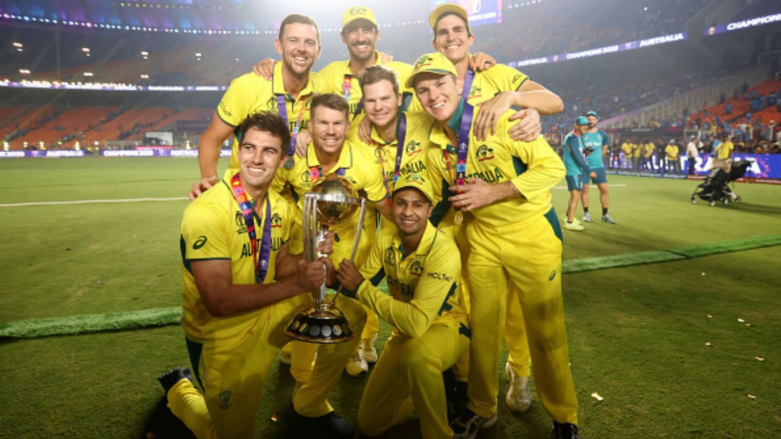 'That was his best spell in the whole tournament': David Warner lauds teammate for exceptional performance in World Cup final Australian cricketers with World Cup trophy.