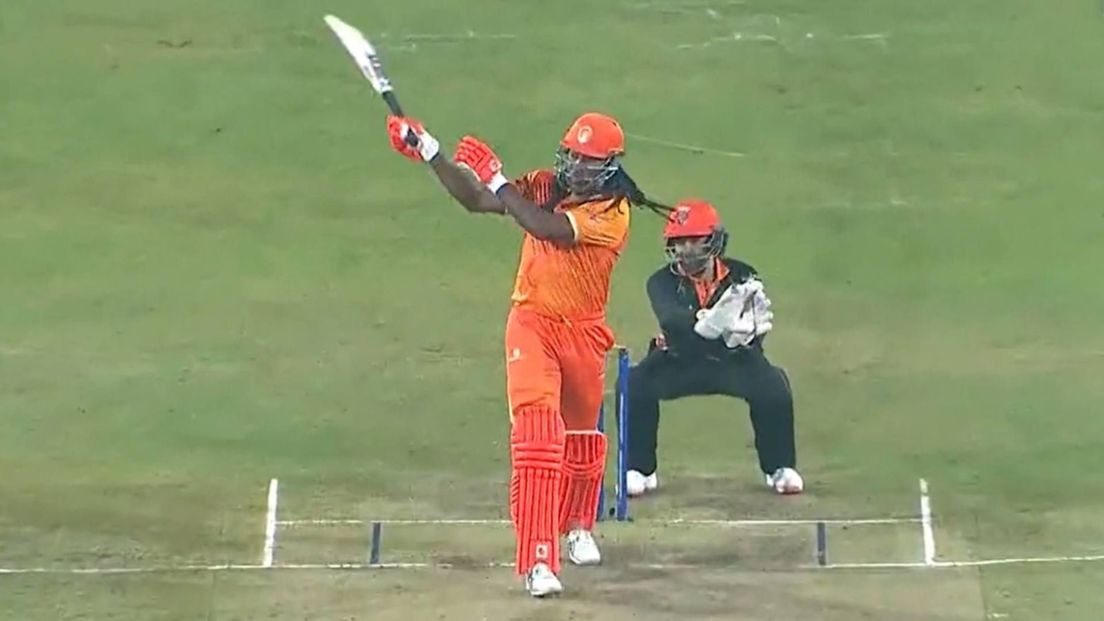 Watch: 44-year-old Chris Gayle pulls off a Rishabh Pant, smashes one-handed sixer off Colin de Grandhomme in LLC 2023 Watch: 44-year-old Chris Gayle pulls off a Rishabh Pant, smashes one-handed sixer off Colin de Grandhomme in LLC 2023