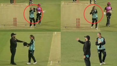 Watch: Brisbane Heat all-rounder Amelia Kerr's costly mistake while bowling against Sydney Sixers in WBBL Amelia Kerr in conversation with the umpire after receiving a five-run penalty. (Screengrab)