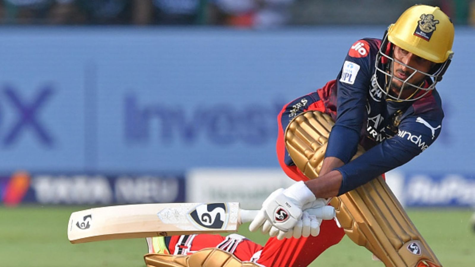 RCB and SRH indulge in mega trade as two quality all-rounders with similar attributes swap jerseys - Report Shahbaz Ahmed.
