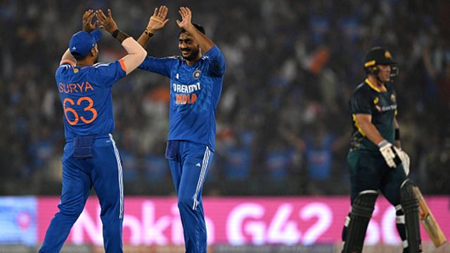 Dropped from T20I squad for South Africa, Axar Patel takes 3 for 16 to help India beat Australia by 20 runs and clinch series Axar Patel celebrates a wicket with Suryakumar Yadav during fourth T20I (Getty Images)
