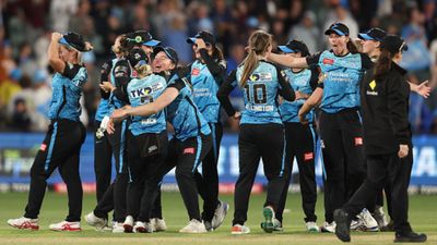 Aussie spinner's wizardry helps Adelaide Strikers clinch back to back WBBL title, down Brisbane Heat in final thriller Adelaide Strikers players celebrate after beating Brisbane Heat in final to clinch WBBL 2023 title at Adelaide Oval on December 2. (Getty)
