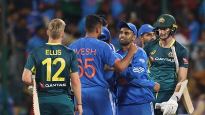 Arshdeep Singh turns match on its head with last over heroics as Australia sign off T20I series with yet another loss India team members celebrate their team's win over Australia in their fifth T20I clash at M. Chinnaswamy Stadium on December. (Getty Images)