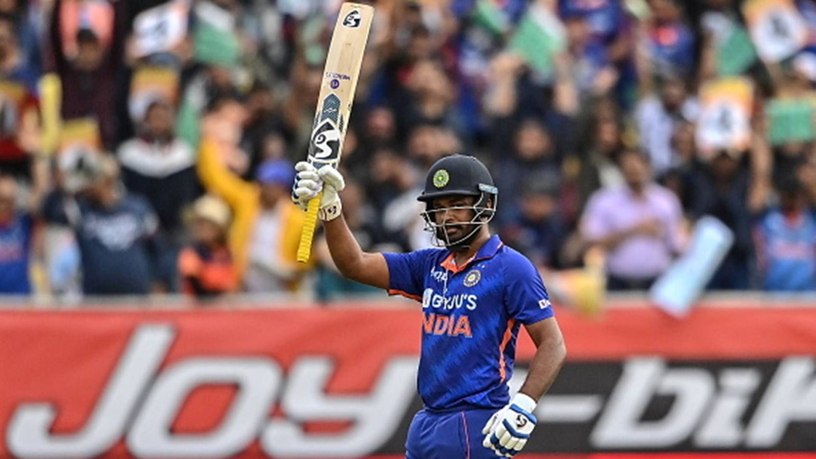 Sanju Samson smashes 128 in run chase against Railways, shows selectors they didn't make a mistake by picking him in ODI squad Sanju Samson raises his bat after scoring a half-century (File Photo: Getty Images)