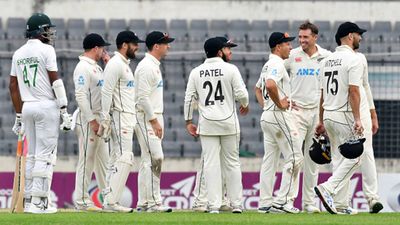 Tim Southee achieves in just 5.2 overs what no bowler has managed since 1986 in Test cricket Tim Southee celebrates the wicket of Shoriful Islam with his teammates (Getty Images)