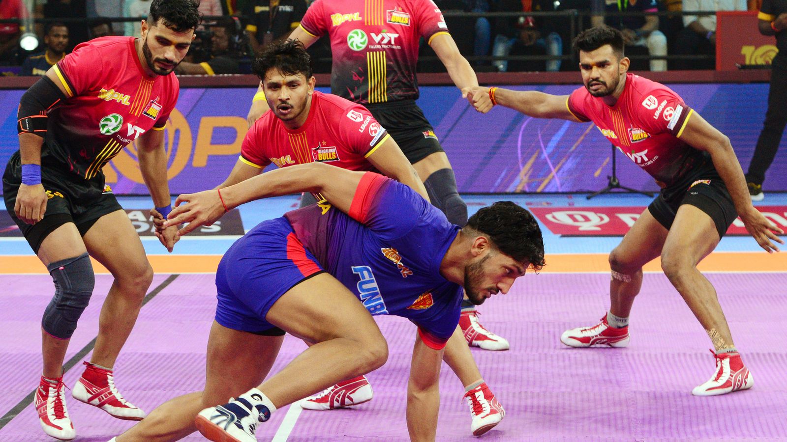 PKL round-up: Naveen Kumar leads Delhi to win over home side Bengaluru; Puneri rise above rivals in 'Maha Maharashtrian derby' The Delhi Dabang KC team in action.