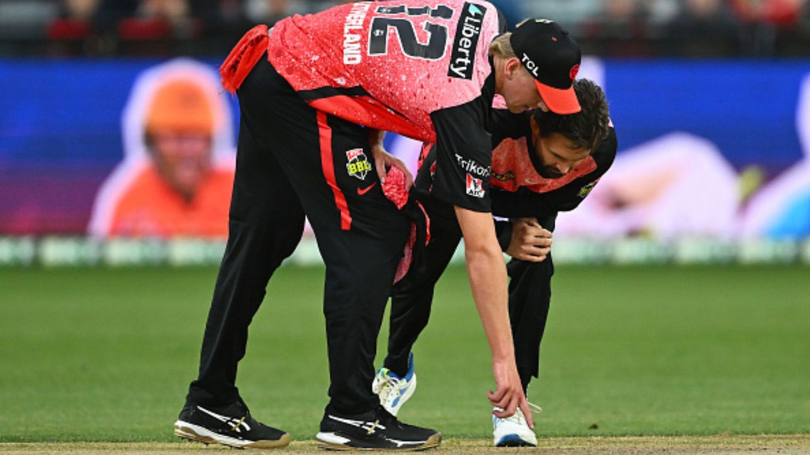 BBL match abandoned after just 6.5 overs due to 'dangerous pitch' as extra bounce troubles batters, watch video BBL match abandoned after just 6.5 overs due to 'dangerous pitch' as extra bounce troubles batters, watch video