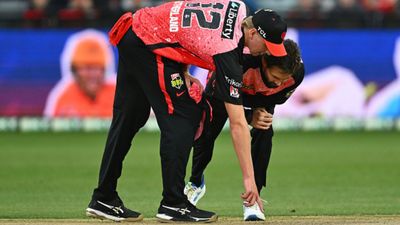 BBL match abandoned after just 6.5 overs due to 'dangerous pitch' as extra bounce troubles batters, watch video Renegades players look at the pitch during the BBL match between Melbourne Renegades and Perth Scorchers. (Getty Images)
