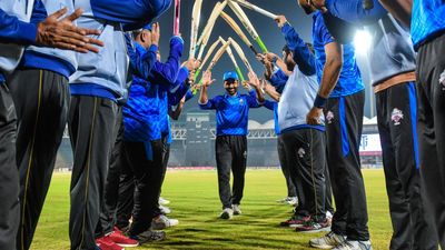 ‘Not feeling the same excitement and passion’: Asad Shafiq opens up after announcing retirement from all forms of cricket Asad Shafiq was given a guard of honour in his final professional game. (Pic Credit: Twitter)