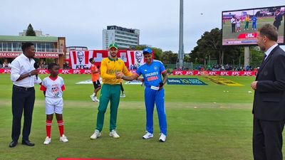 IND vs SA 2nd T20I: Suryakumar Yadav drops no.1 T20I bowler, no Shreyas Iyer in playing XI either Captains Aiden Markram and Suryakumar Yadav at the coin toss for the second T20I (Photo Courtesy: BCCI/X)