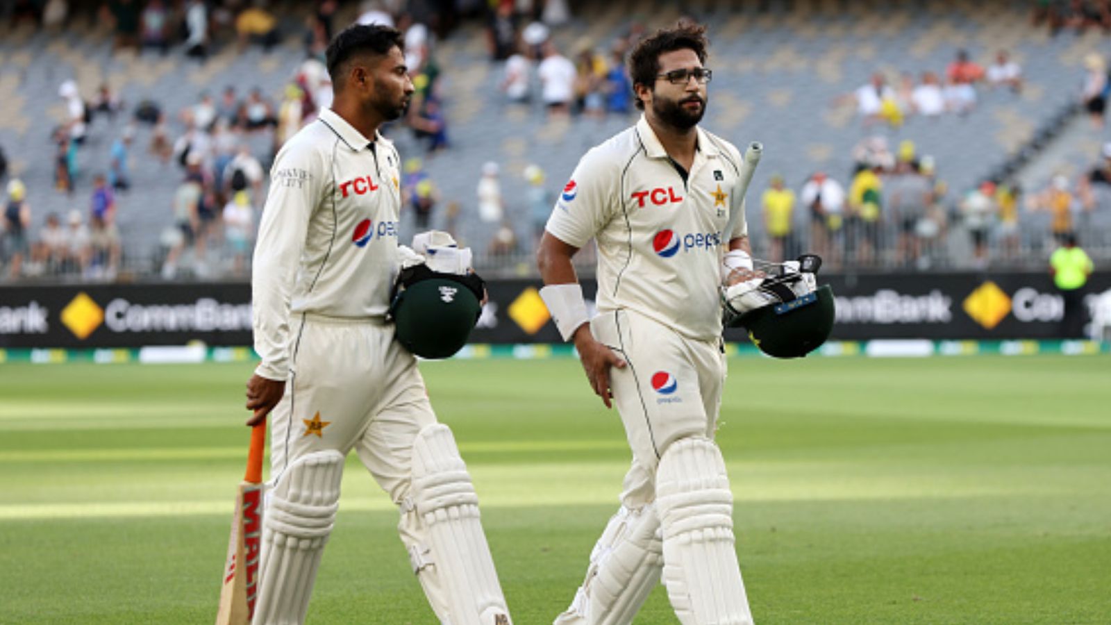 PAK vs AUS, Day 2: Australia strike with late wickets to put Pakistan under the pump, Shan Masood's men trail by 355 at stumps Pakistan's Khurram Shahzad (left) and Imam-ul-Haq leave field at the close of Day 2's game of first Test against Australia December 15 in Perth. (Getty)