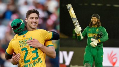 ‘He needs to use that money on...’: Tony de Zorzi teases ‘roommate’ Nandre Burger after IPL 2024 auction South Africa's Nandre Burger (L) with Andile Phehlukwayo, Tony de Zorzi (Right). (Getty Images)