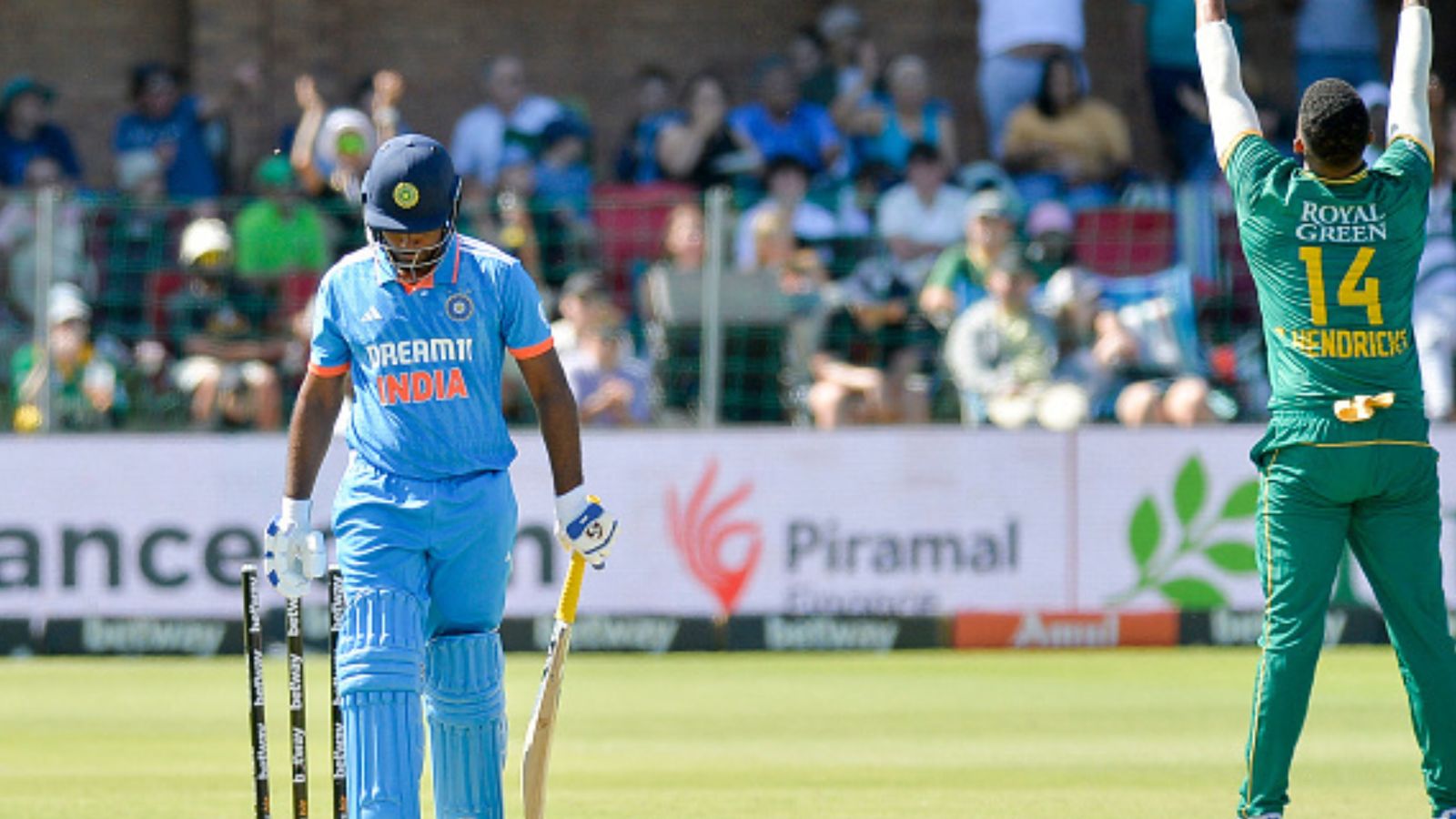 ‘Sanju Samson frustrates his fans and critics…’: Simon Doull trains gun on India star after flop show in 2nd ODI vs SA India's Sanju Samson (L) walks back to the pavillion after being dismissed in the 2nd ODI vs South Africa at St George's Park in Gqeberha on December 19. (Getty)