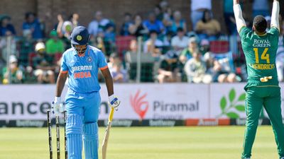 ‘Sanju Samson frustrates his fans and critics…’: Simon Doull trains gun on India star after flop show in 2nd ODI vs SA India's Sanju Samson (L) walks back to the pavillion after being dismissed in the 2nd ODI vs South Africa at St George's Park in Gqeberha on December 19. (Getty)