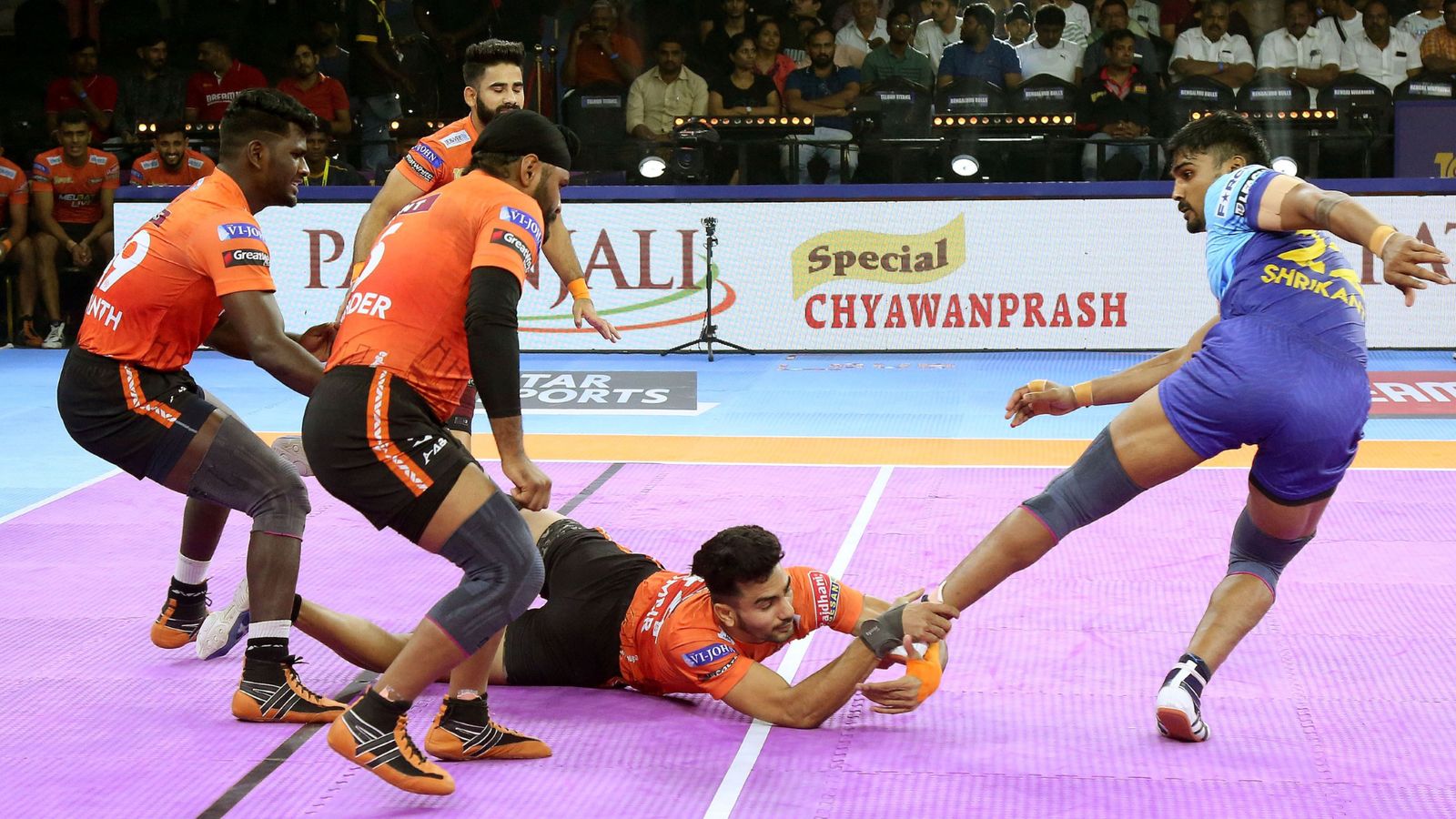 PKL 2023: U-Mumba eke out stunning win over Bengal Warriors in closely-contested thriller as Maninder's heroics go in vain U-Mumba edge past Bengal Warriors 39-37 in their Pro Kabaddi League match. (Twitter)