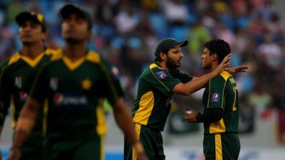 PCB appoint another coach for national team, former all-rounder and T20 WC winner earns assignment for New Zealand T20Is Pakistan player Shahid Afridi (c) gives Yasir Arafat (r) some encouragement.
