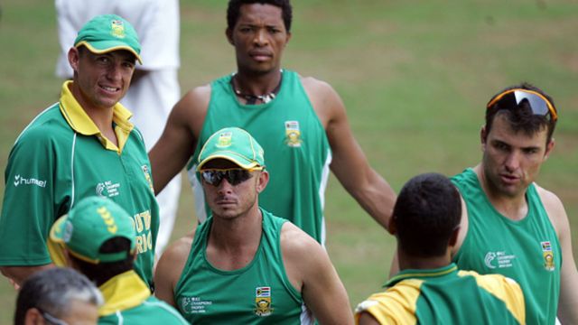 'He is clearly unfit and overweight to play': Ex-South Africa superstar batter breaks internet with sensational remark South Africa's Herschelle Gibbs talking with his teammates during a practice match against the Mumbai cricket team.