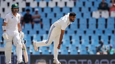 'He's known to have problems with...': Irfan Pathan reveals masterplan to Indian bowlers to trap Deal Elgar in 2nd Test vs SA India's Jasprit Bumrah (R) delivers a ball as South Africa's Dean Elgar looks on during first Test at SuperSport Park in Centurion. (Getty)