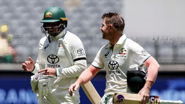 'He was told to play a certain way': Usman Khawaja reveals reason behind David Warner’s aggression Australia's David Warner (R) and teammate Usman Khawaja. (Getty Images)