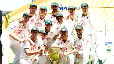 AUS vs PAK: Australia whitewash Pakistan with robust eight-wicket win in 3rd Test as David Warner notches perfect fifty in last dance Australian team pose with the trophy after winning the 3rd Test and series against Pakistan at Sydney Cricket Ground on January 6. (Getty)
