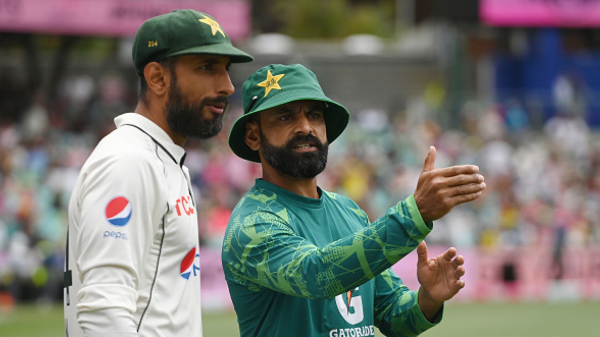 'He should have...': Head coach Mohammad Hafeez indirectly blames Shan Masood for Pakistan's defeat in 3rd Test vs AUS Pakistan head coach Mohammad Hafeez (right) and skipper Shan Masood talk during Day 4 of the third Test against Australia at SCG on January 6. (Getty)