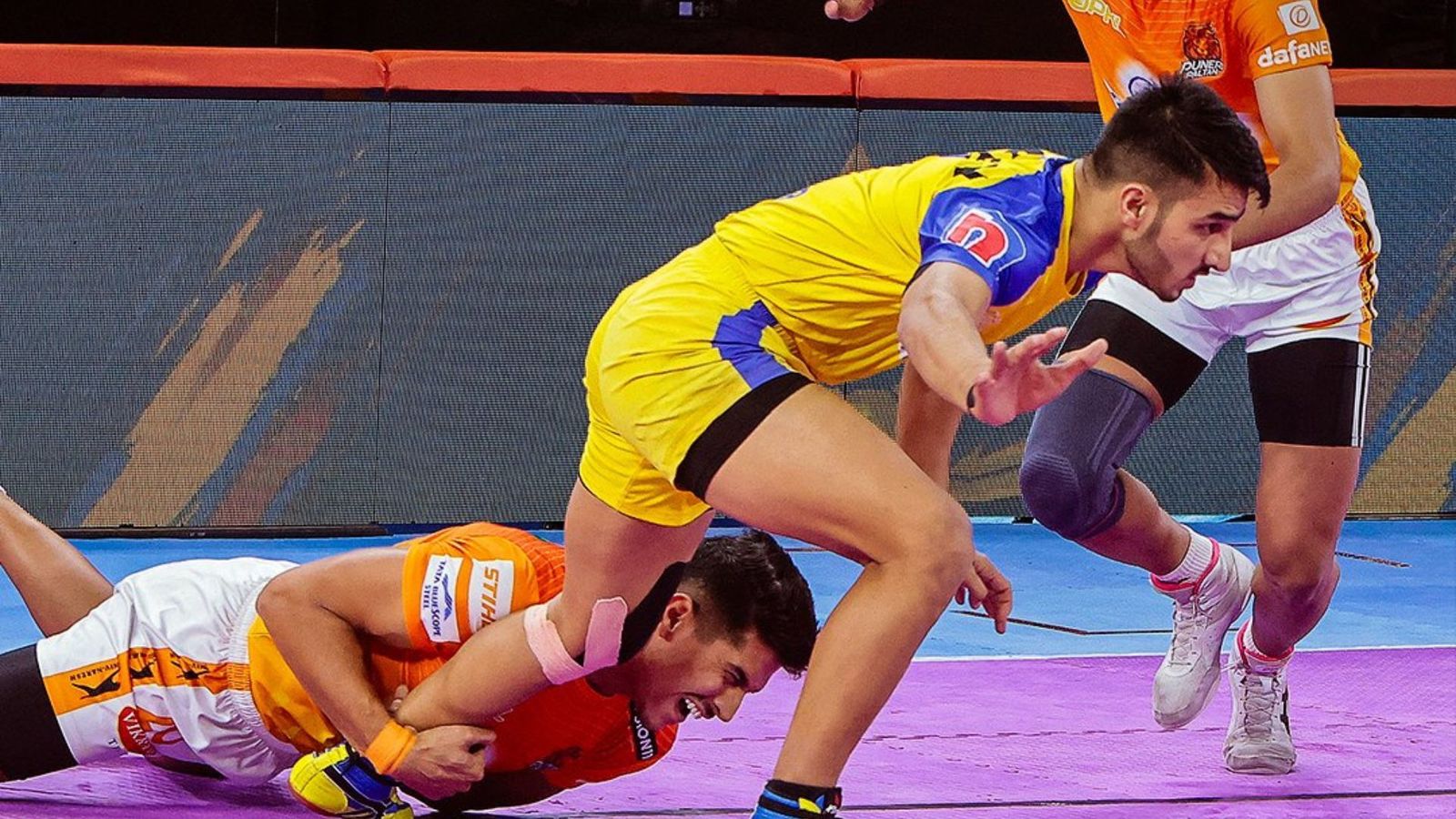 Pro Kabaddi League: Chiyaneh, Gaurav's heroics seal narrow win for Puneri Paltan against Tamil Thalaivas Pro Kabaddi League: Chiyaneh, Gaurav's heroics seal narrow win for Puneri Paltan against Tamil Thalaivas