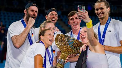 United Cup: Alexander Zverev-led Germany triumph 2-1 over Poland after thrilling final tie in Sydney Team Germany pose for a photo with the United Cup trophy after Team Germany defeated Team Poland. (Getty Images)