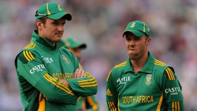 Legendary South Africa captain makes blunt statement on star cricketers skipping national duties for SA20, says 'there would be a lot of chance to play Tests' Graeme Smith (L) and AB de Villiers (R).