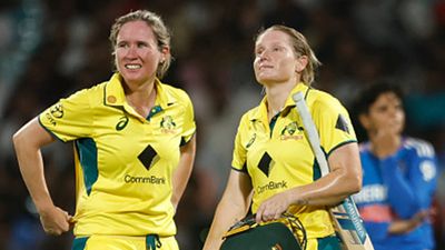 Openers Alyssa Healy and Beth Mooney's half-centuries lead Australia to 7-wicket win in third T20I to clinch series Beth Mooney and Alyssa Healy during the third T20I against India (Getty Images)