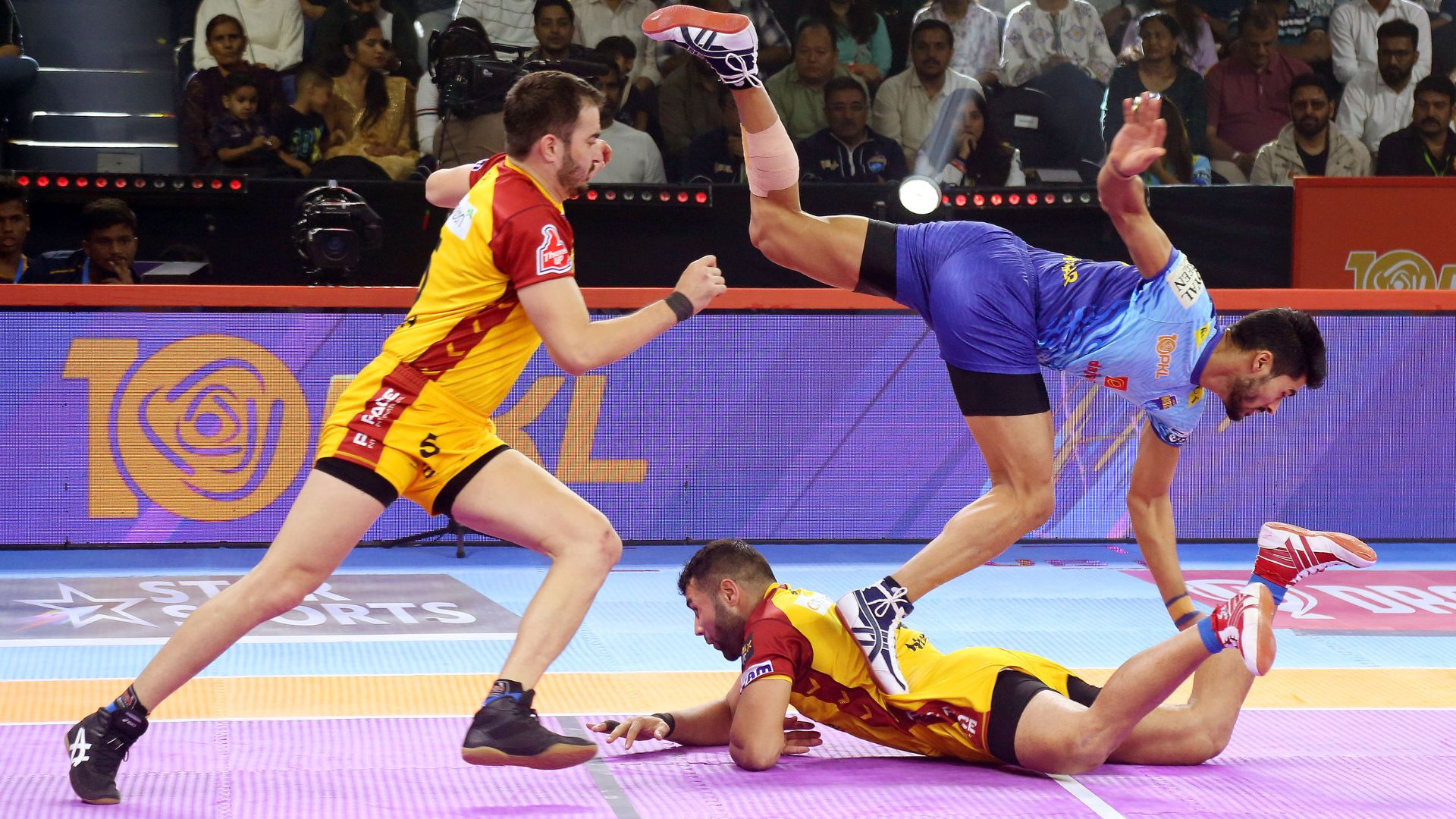 Pro Kabaddi League: Vaibhav, Shubham's perfect High 5s help Bengal Warriors trounce Telugu Titans, snap 4-game winless streak Bengal Warriors routed Telugu Titans with a scoreline of 46-26 in their PKL match. (Pro Kabaddi League)