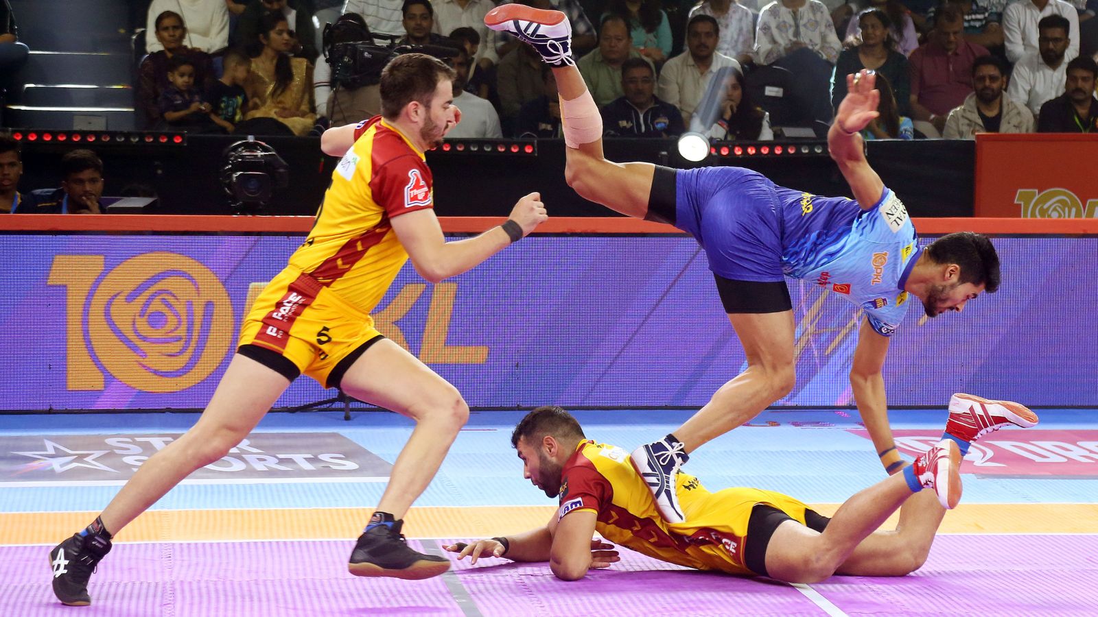 Pro Kabaddi League: Vaibhav, Shubham's perfect High 5s help Bengal Warriors trounce Telugu Titans, snap 4-game winless streak Pro Kabaddi League: Vaibhav, Shubham's perfect High 5s help Bengal Warriors trounce Telugu Titans, snap 4-game winless streak