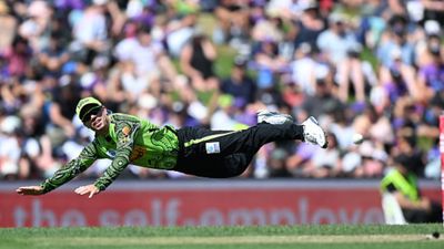 David Warner's dramatic 'Helicopter' entry to play for Sydney Thunder in BBL clash set to grip SCG Sydney Thunder's star batter David Warner in this frame. (Getty)
