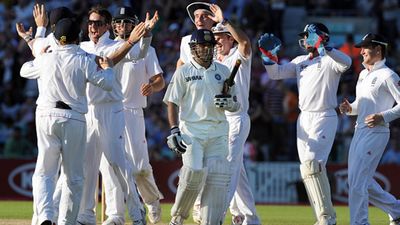 ‘Everyone should look as confident as Warne did’: Graeme Swann offers huge advice to England spinners ahead of Test match vs India Graeme Swann celebrates Sachin Tendulkar's wicket. (File Photo: Getty Images)