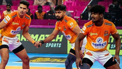 Pro Kabaddi League: Puneri Paltan's strategic prowess leads to overwhelming victory against Gujarat Giants Puneri Paltan defeated Gujarat Giants.