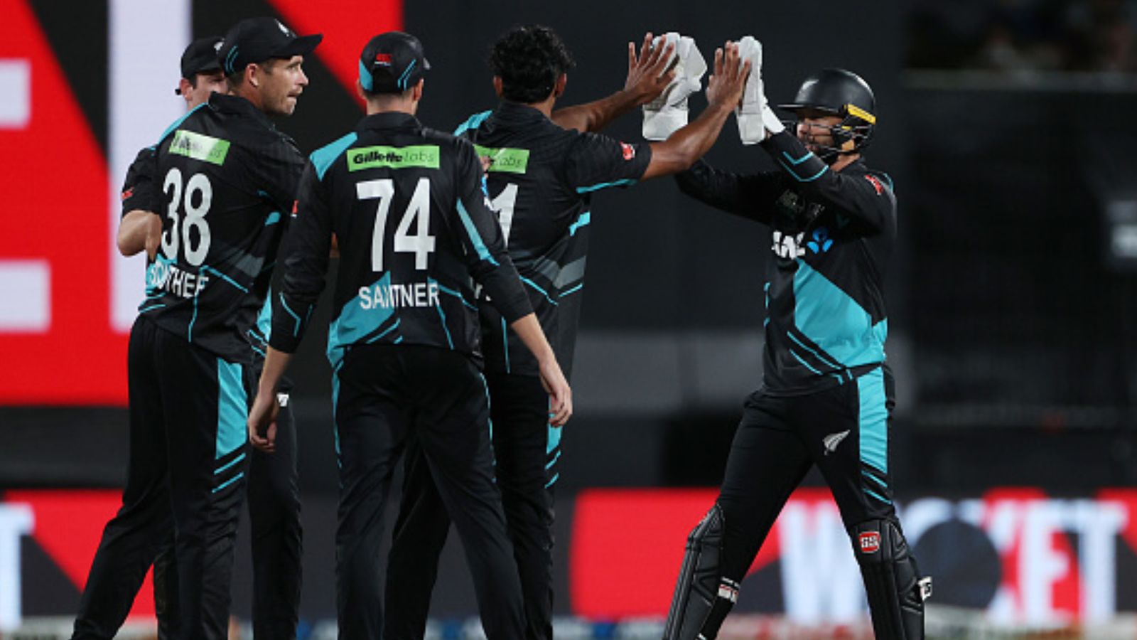 Massive blow to New Zealand, star player ruled out of 2nd T20I against Pakistan midway through the match New Zealand players celebrate during 2nd T20I against Pakistan. (Getty)