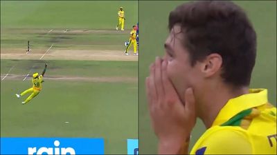 After Faf du Plessis' stunner, teammate Romario Shepherd takes an absolute screamer to make Nandre Burger's jaw drop; watch video Johannesburg Super Kings' Nandre Burger reacts to Romario Shepherd's one-handed catch (Screengrab: SA20, X)