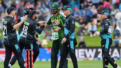 'Black Day in Pakistan cricket': Fans raged after Shaheen Afridi brigade's T20I series defeat against New Zealand Pakistan's Shaheen Shah Afridi (centre) shakes hands with New Zealand's Devon Conway (2L) after losing 3rd T20I in Dunedin on January 17. (Getty)