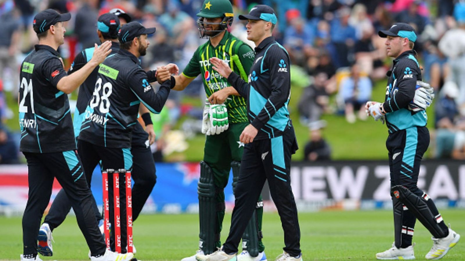 New Zealand cricket team rocked by COVID-19 ahead of 4th T20I against Pakistan, 2 more cases confirmed after Mitchell Santner's positive test Pakistan's Shaheen Shah Afridi (C) shakes hands with New Zealand's Devon Conway (2L).