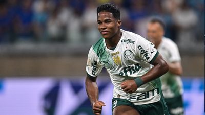Endrick Sets His Own Path: Refuses to Draw Comparisons with Ronaldo and Pele Ahead of Real Madrid Move Endrick of Palmeiras celebrates after scoring the team's first goal during the match between Cruzeiro and Palmeiras as part of Brasileirao 2023 at Mineirao Stadium on December 06, 2023 in Belo Horizonte, Brazil. (Getty)
